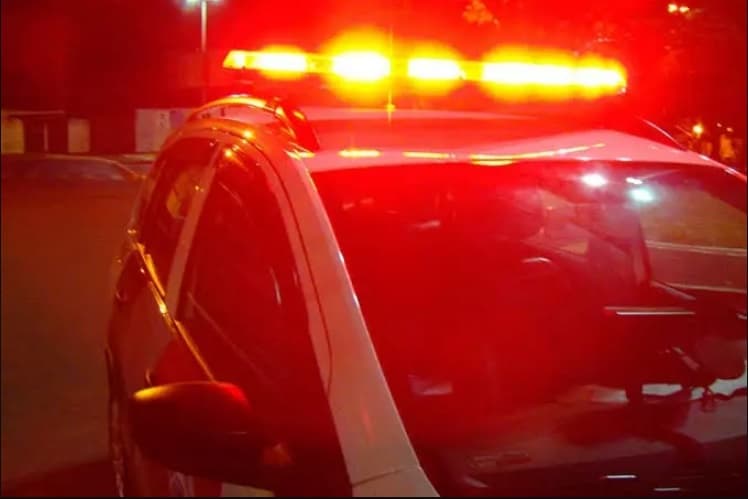 Traficante entra no mar no Morro da Bina para tentar escapar da PM, mas acaba preso