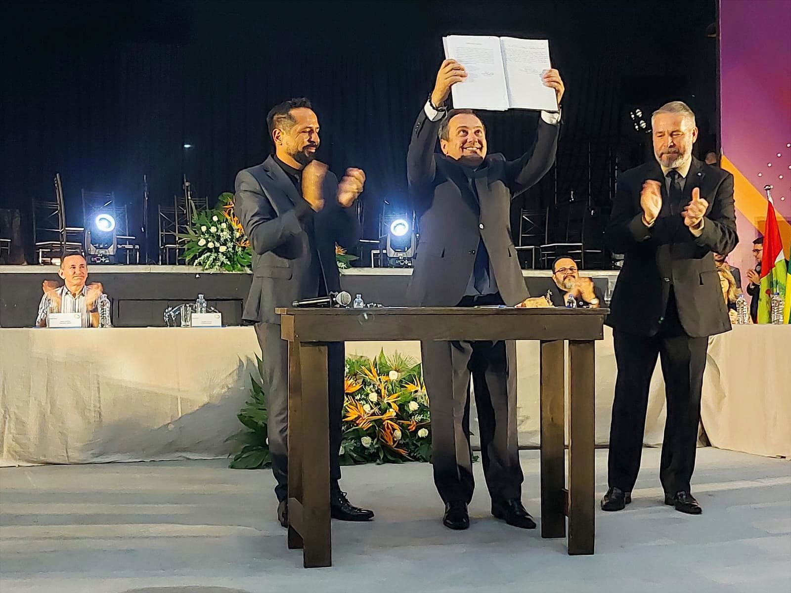 Servidor público há 30 anos, Alexandre é empossado prefeito de Biguaçu