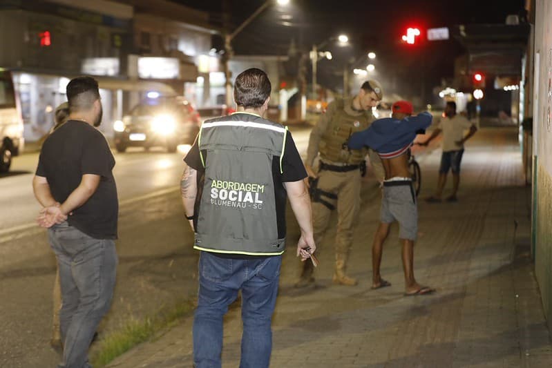 Prefeitura de Blumenau intensifica abordagem social com operação noturna integrada.