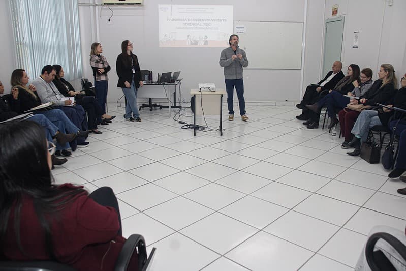 Secretaria de Saúde inicia capacitação de lideranças para aprimorar atendimento nas unidades.