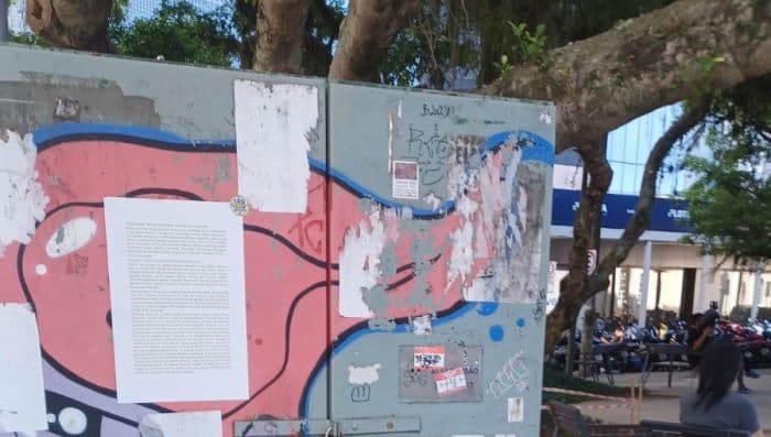 Manifesto contra feminicídios aparece em ruas de Itajaí