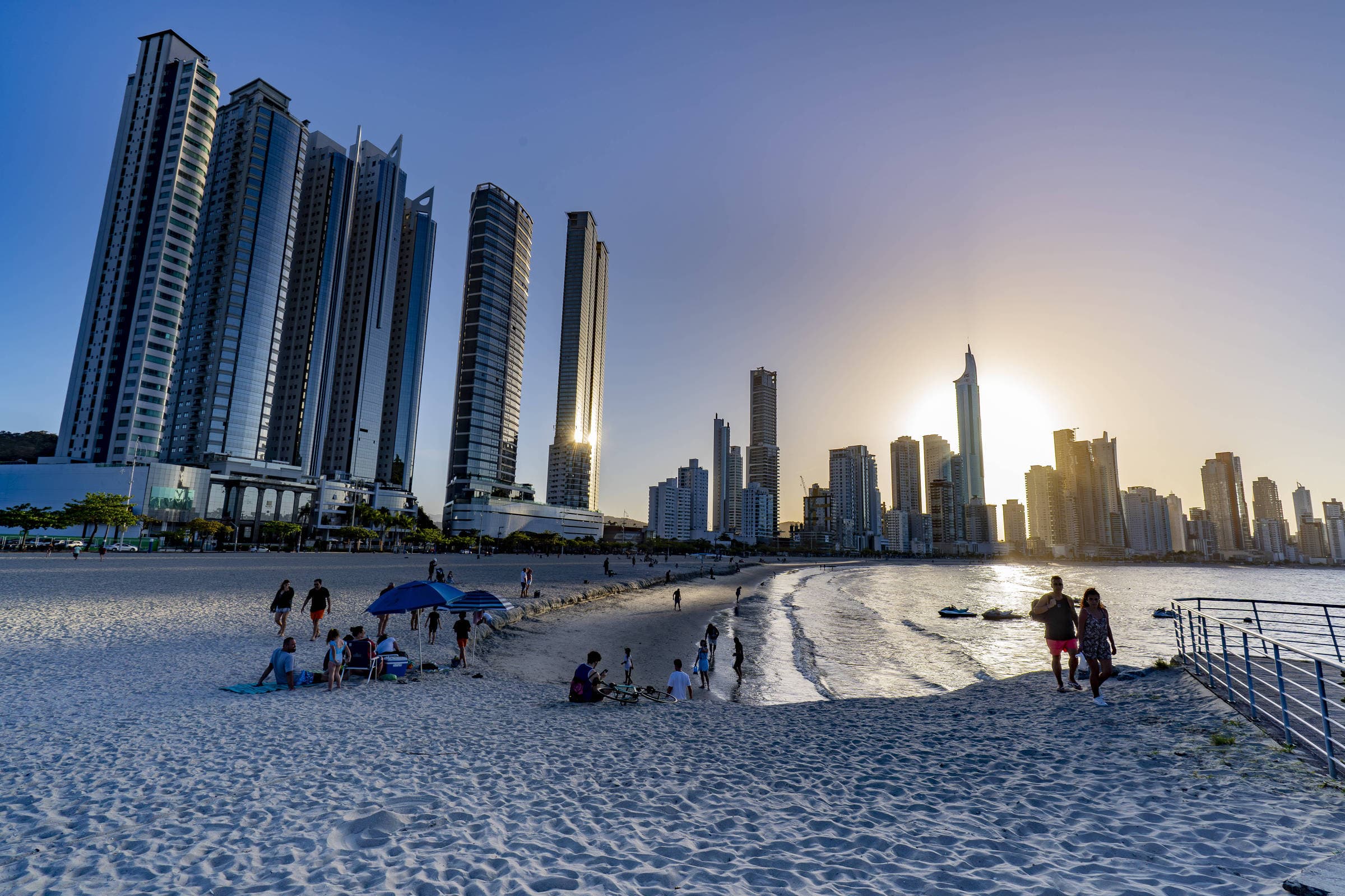 Prefeita de Balneário Camboriú anuncia plano para habitação social diante de crise imobiliária
