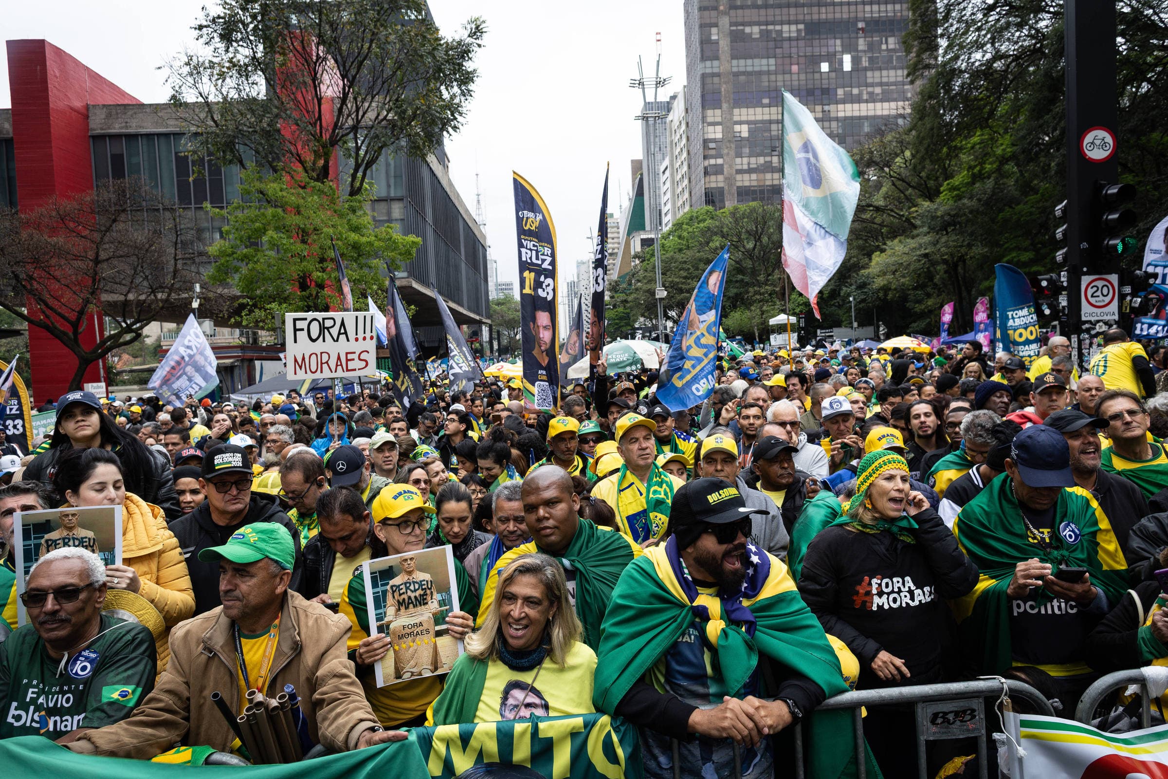 Flávio Bolsonaro liga Lula a Moraes em ato na Paulista com defesa de Mendonça