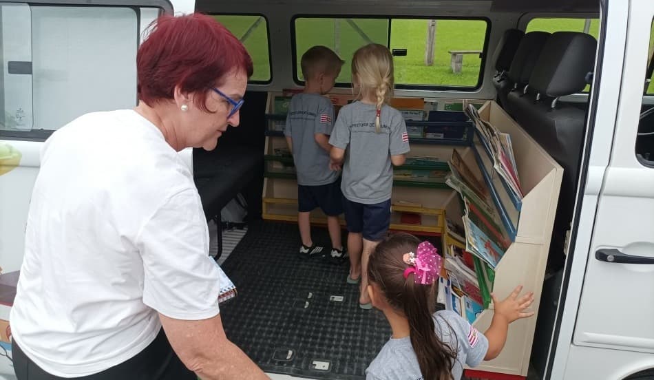 Após quase 50 anos, Biblioteca Ambulante retoma visitas às escolas de Blumenau; veja!