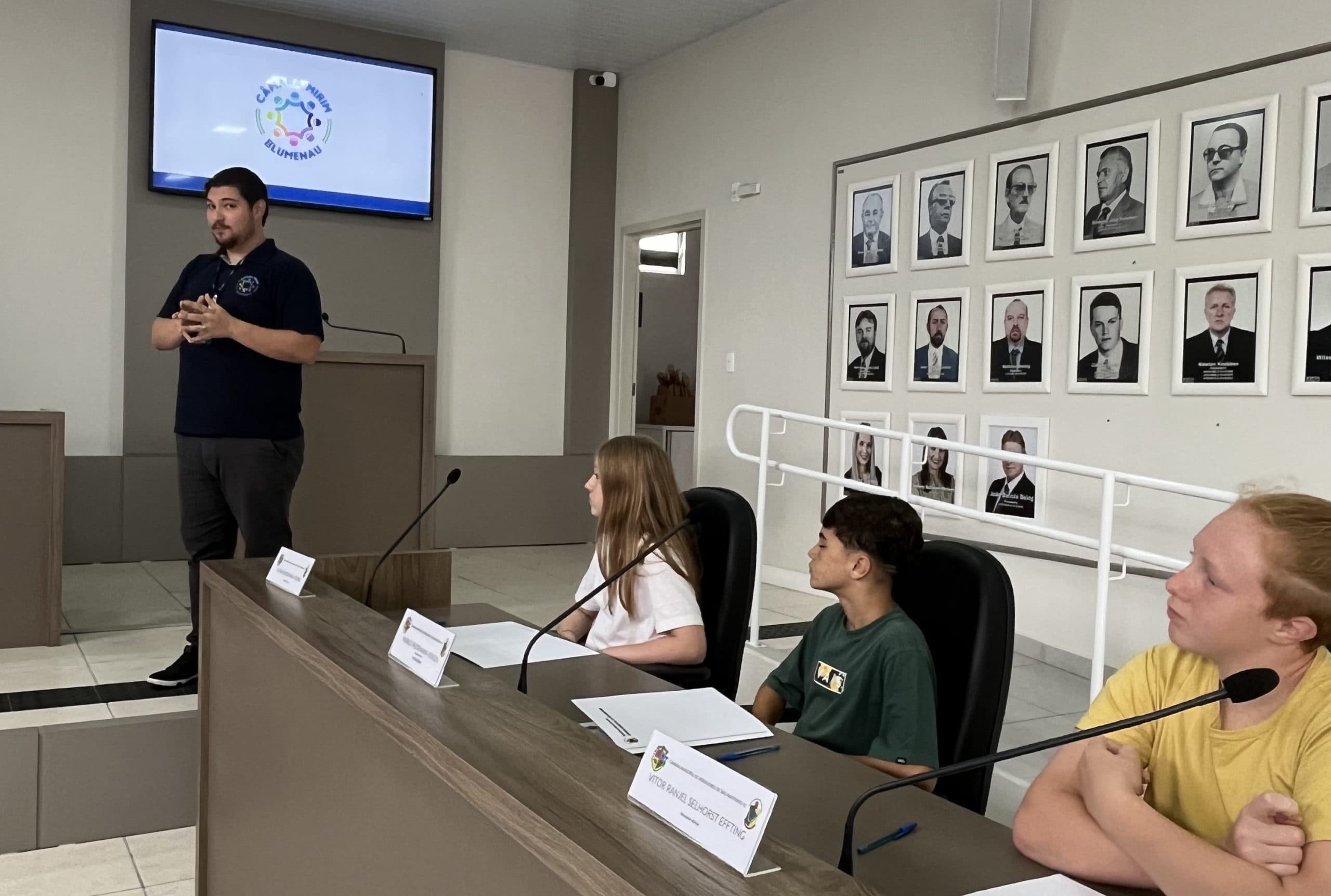 Blumenau orienta criação do Programa Vereador Mirim em cidade do Sul de SC