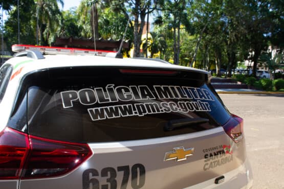 Adolescente com mandado de apreensão é detido pela Polícia Militar em Chapecó