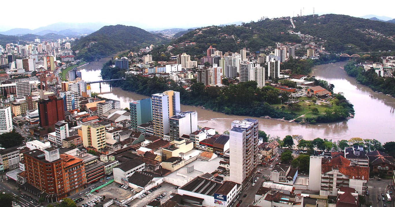 Processo seletivo Fundação Universidade Regional de Blumenau SC abre cadastro reserva em Saúde e Educação