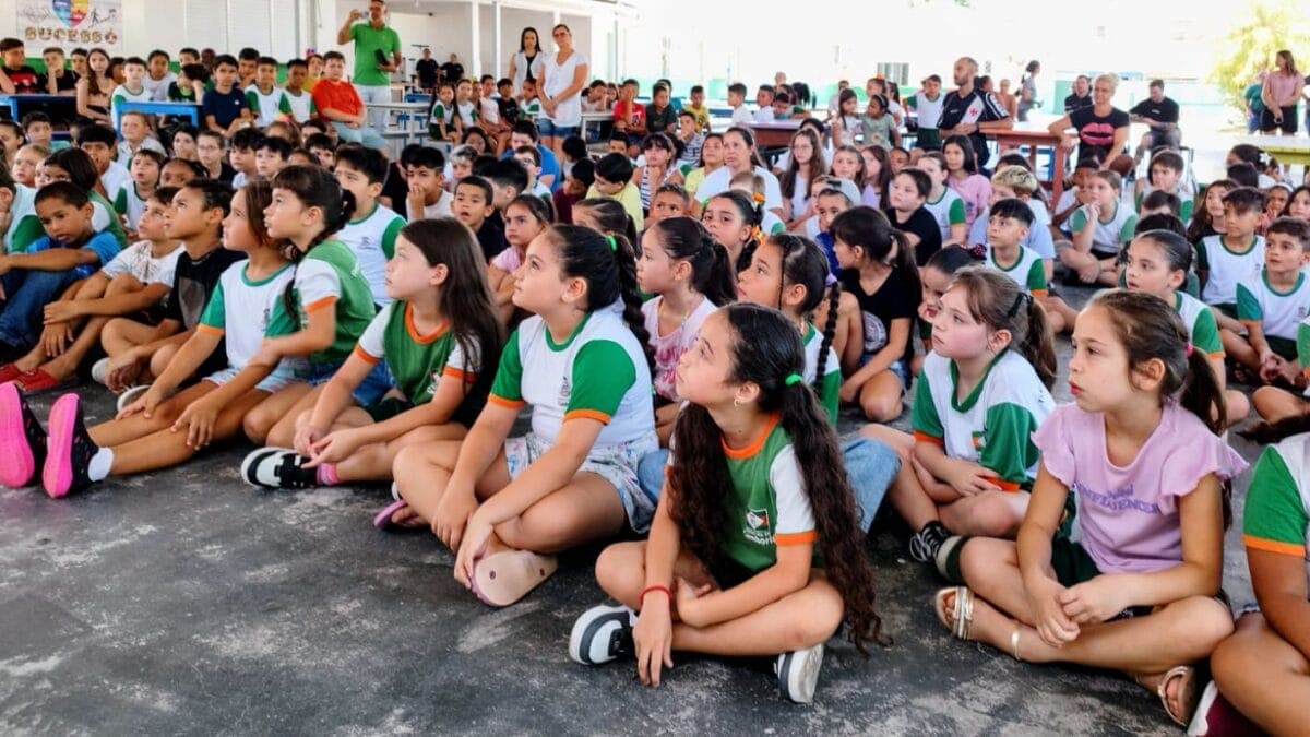 Camboriú adia volta às aulas após pedido de suspensão de processo seletivo para servidores