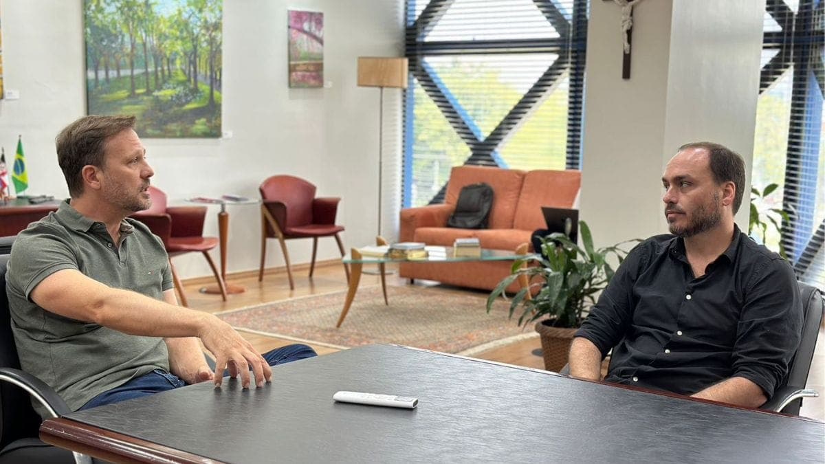 Carlos Bolsonaro vem a Joinville e prefeito apresenta demandas da cidade