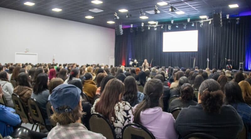II Congresso Catarinense de Educação Infantil reúne especialistas para discutir as linguagens da infância em Navegantes - Prefeitura de Navegantes -