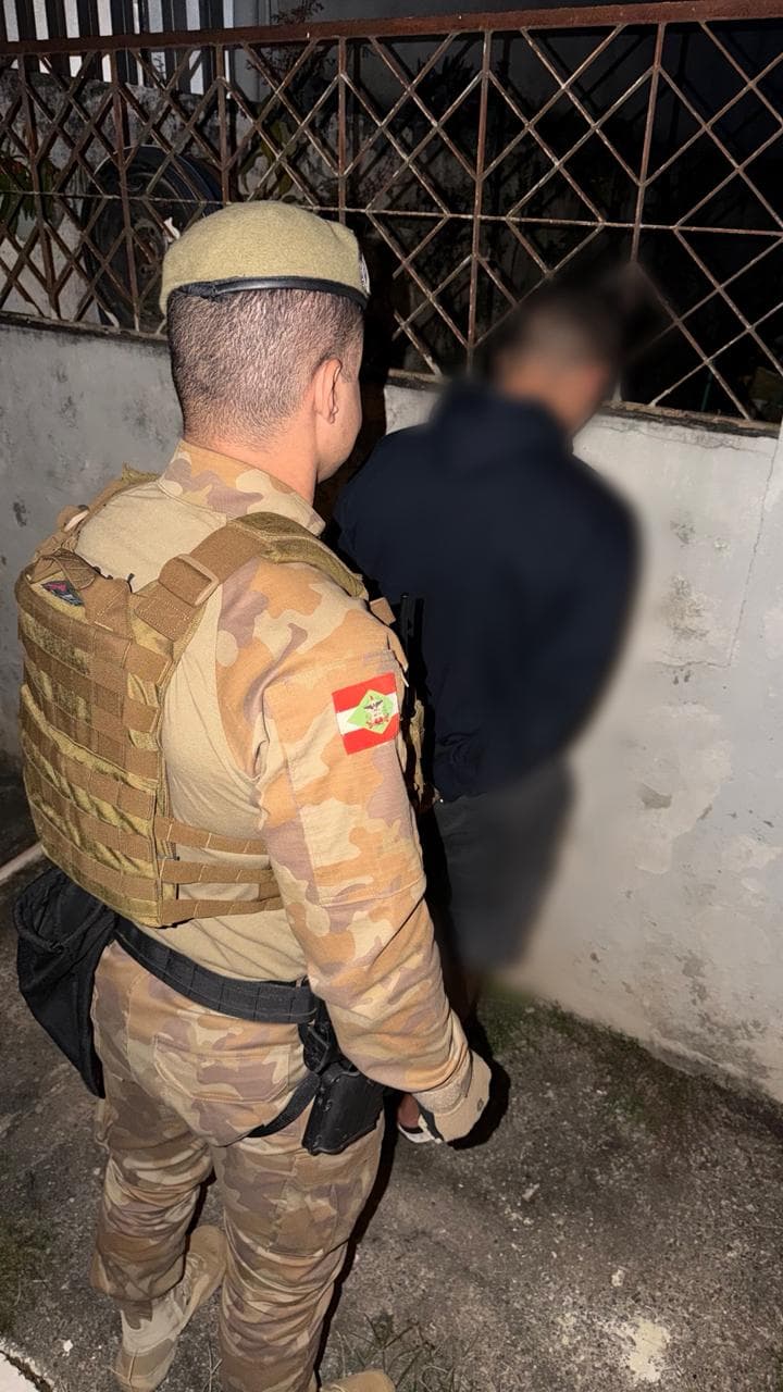 Foragido acusado de triplo homicídio no Paraná é preso pela Polícia Militar em Balneário Camboriú