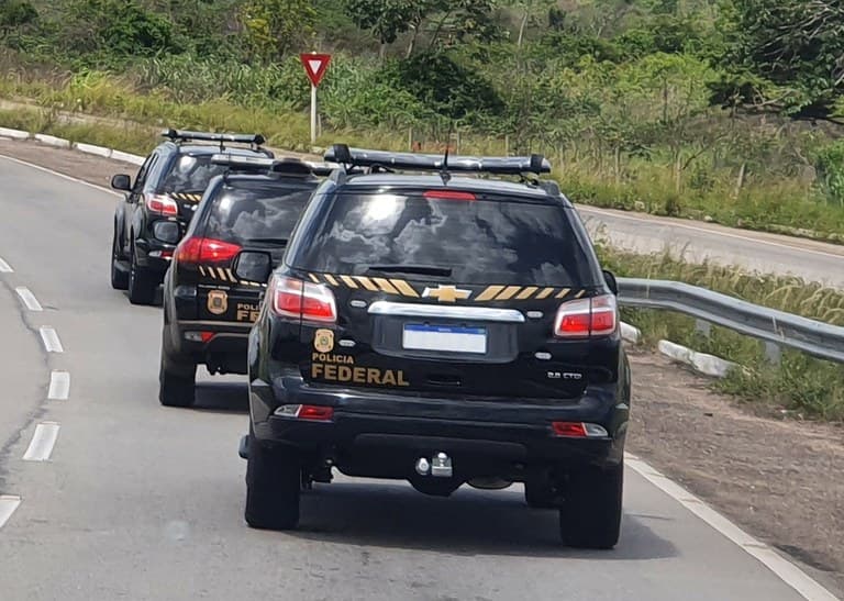 Operação da PF bloqueia R$ 1,4 bilhão e prende traficantes de drogas na Grande Florianópolis
