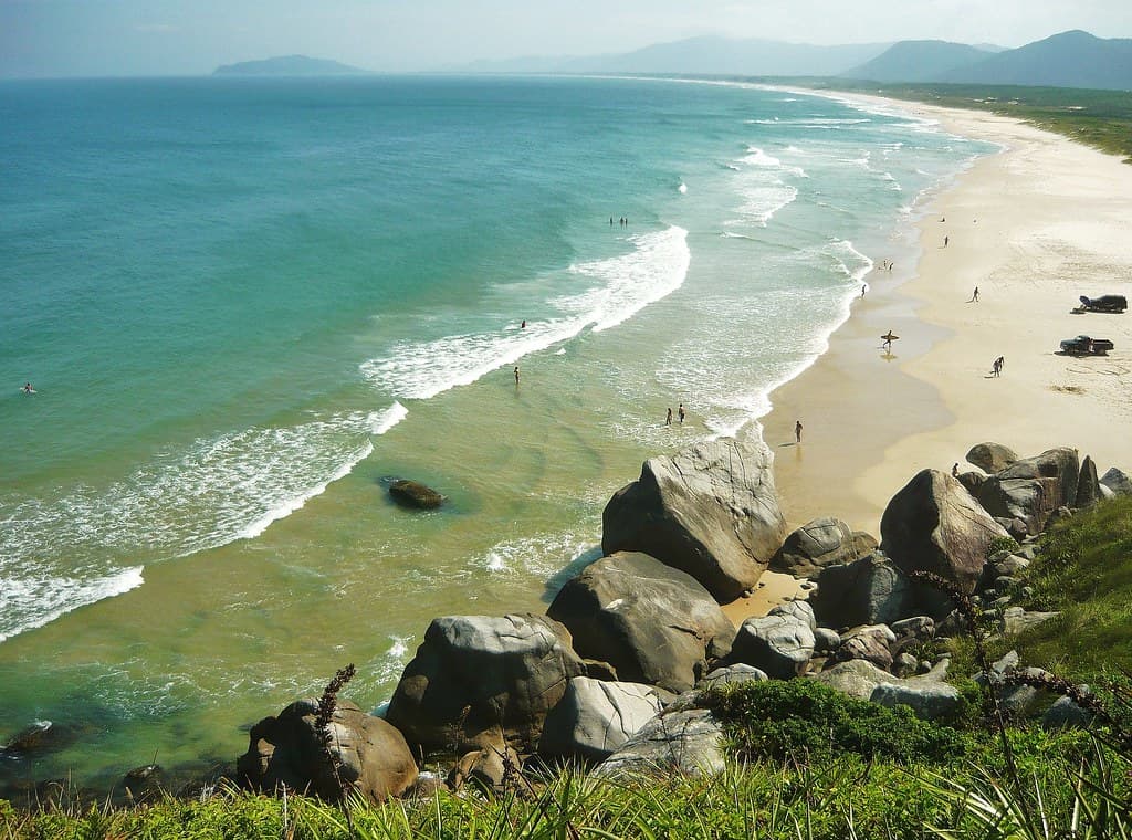 Com o fim da temporada de verão, balneabilidade das praias sobe para 79% em Florianópolis