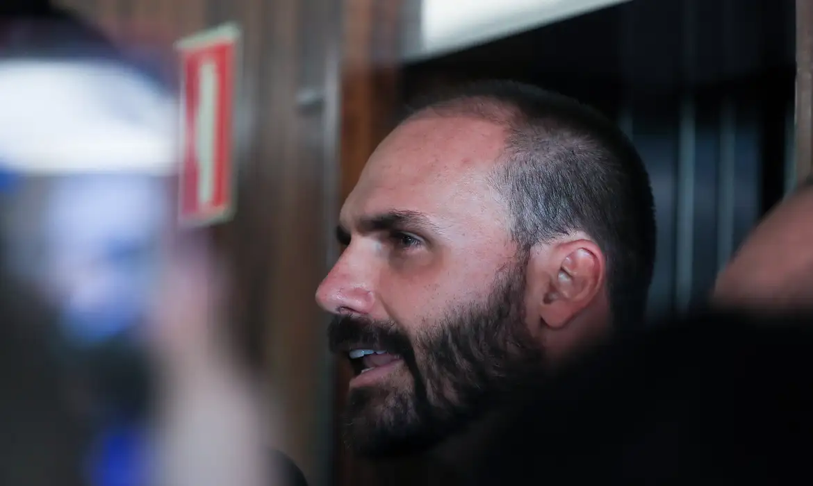 Cassação de vereador em Joinville acirra guerra entre PL e Novo com ataques de Eduardo Bolsonaro