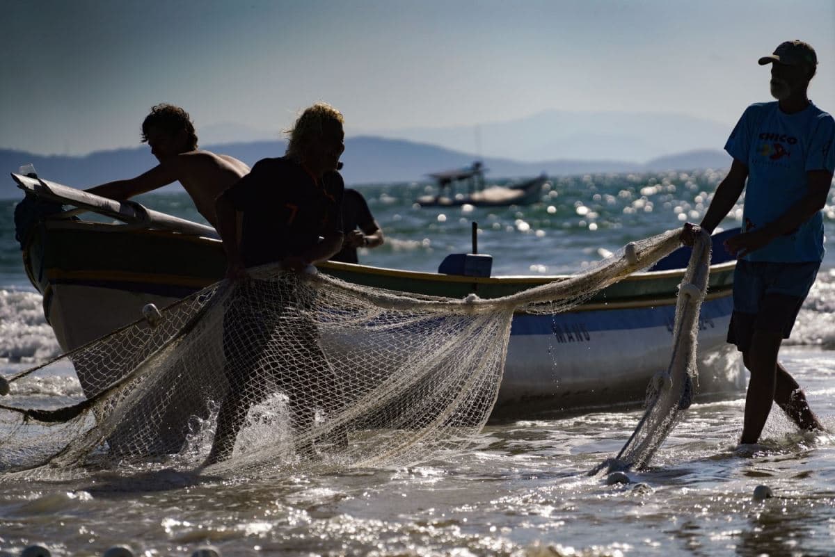Pescadores artesanais de Governador Celso Ramos recebem apoio durante a safra da tainha