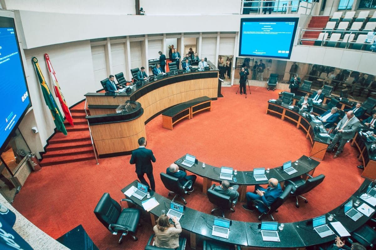 Janela Partidária: Dez Deputados Estaduais e Dois Federais Devem Mudar de Partido em Santa Catarina
