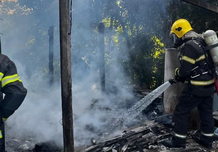 Incêndio destrói residência de madeira em Biguaçu; causas serão apuradas