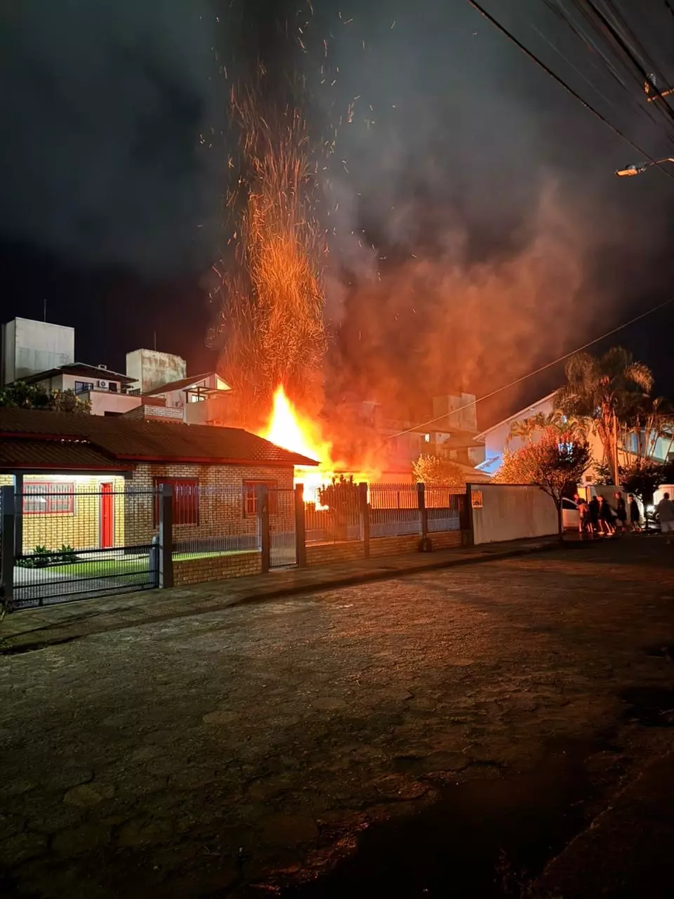 Incêndio destrói automóvel na garagem de residência em Florianópolis