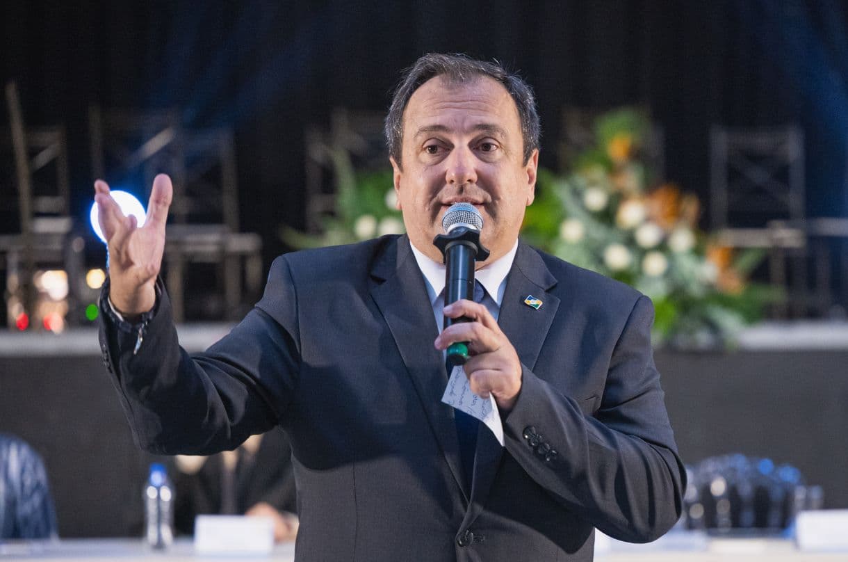 Biguaçu: Prefeito assina ordem de serviço para pavimentação de estrada rural