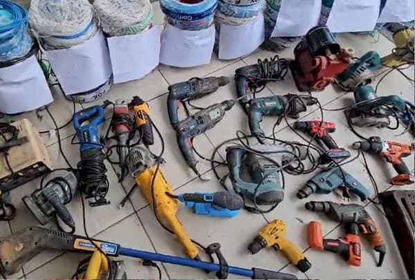 Operação em Florianópolis apreende mais de 300 kg de fios furtados e 152 celulares