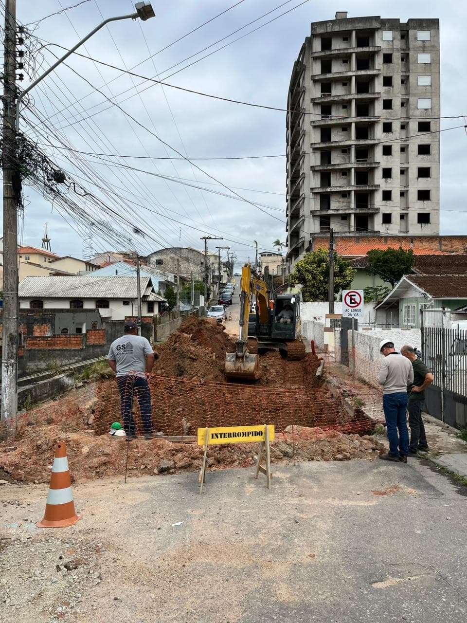 Interdição na Rua Adão Schmidt em São José é ampliada para obras emergenciais de drenagem