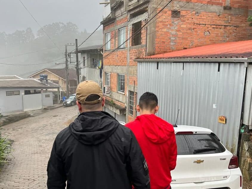Adulto é preso e adolescentes são apreendidos por homicídio em “tribunal do crime”