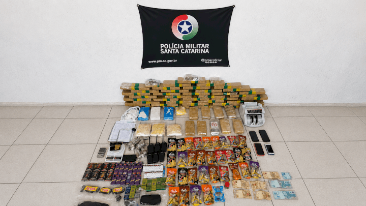 Mais de 50 quilos de drogas, munições e rádios comunicadores são apreendidos em Palhoça
