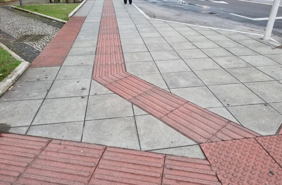 São José notifica moradores para adequação de calçadas e promove acessibilidade