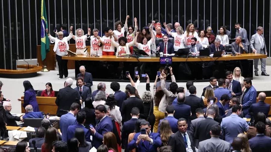 Dez deputados de Santa Catarina votaram contra fim da escala 6×1; veja lista