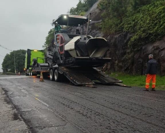 Governador Celso Ramos inicia recapeamento de rodovia com alerta para riscos após chuvas