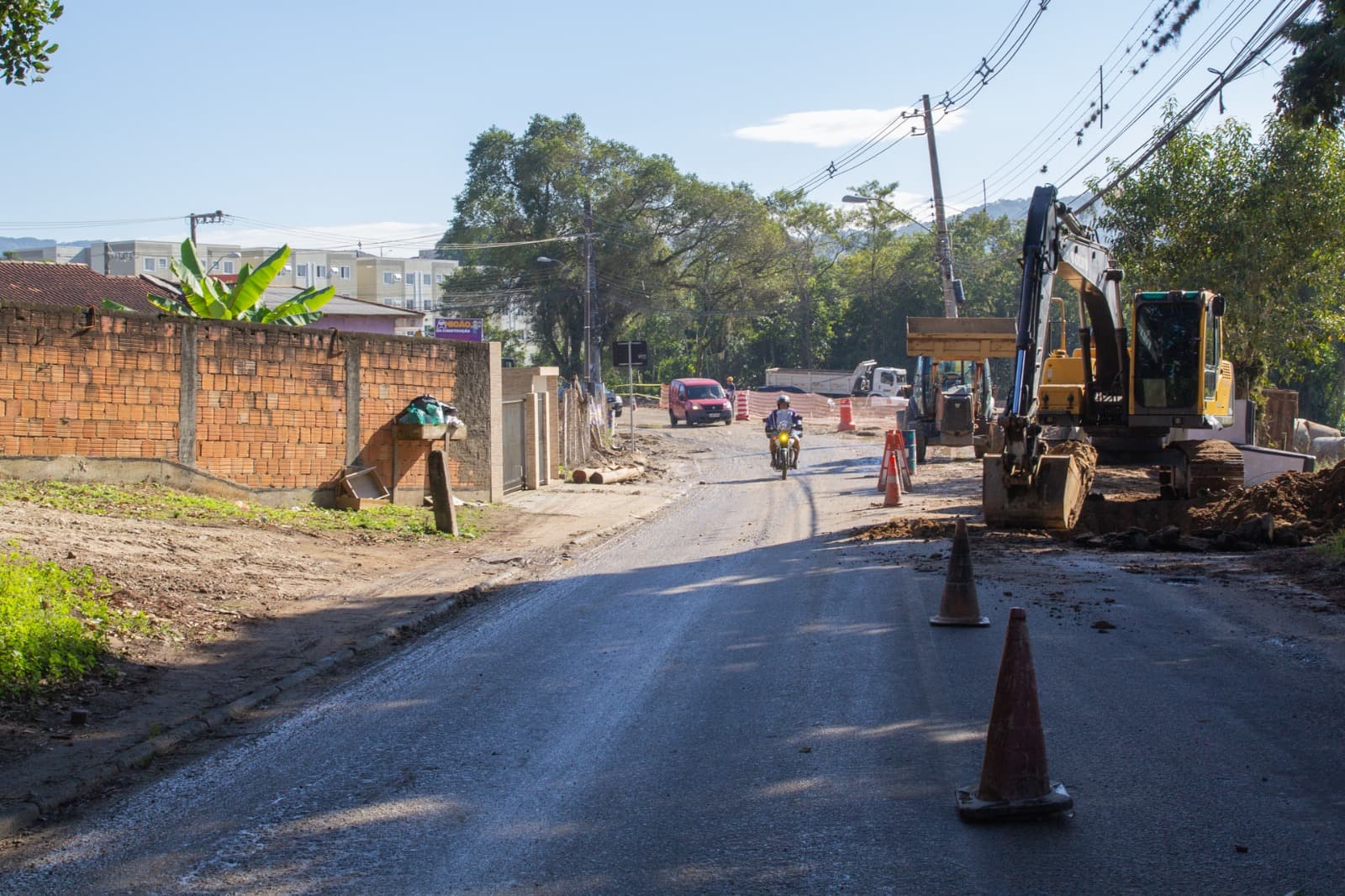 Obras em Forquilhas: Trânsito é parcialmente liberado em rua com nova rotatória em construção