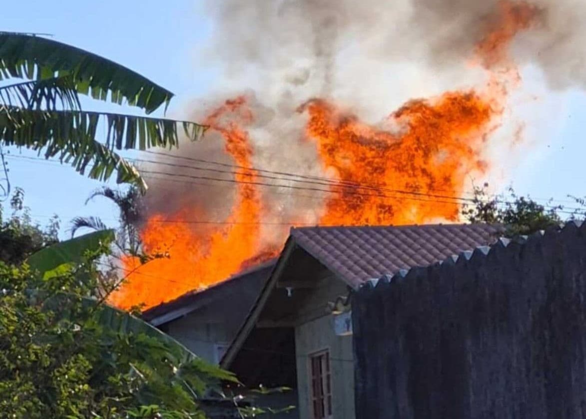 Mãe e filho gravemente feridos após tentarem apagar incêndio em casa de madeira