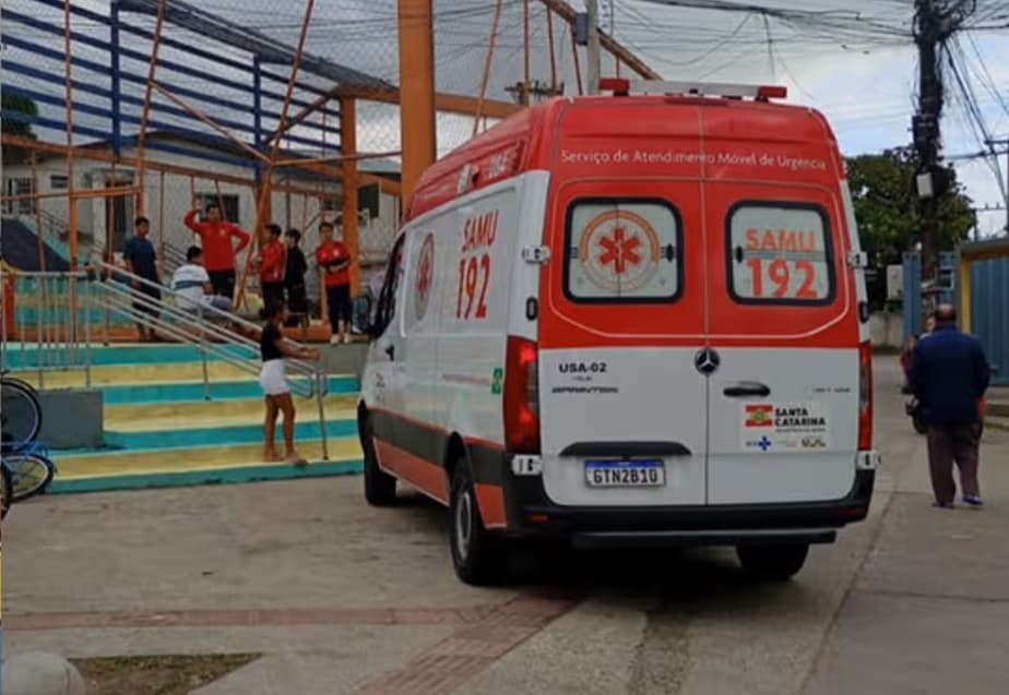 Criança fica gravemente ferida em quadra de esportes após trave cair sobre a cabeça dela