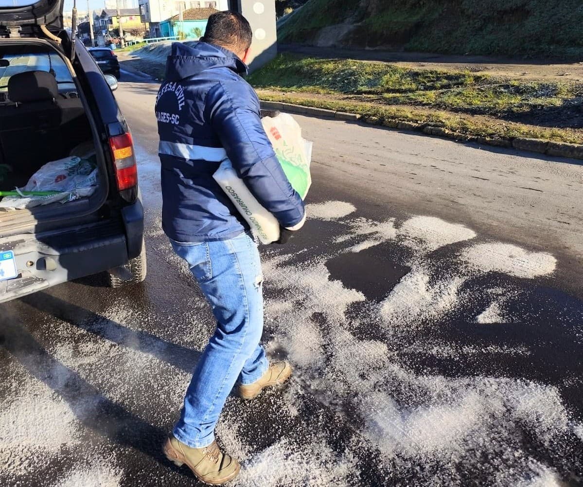 Lages intensifica ações preventivas contra formação de gelo em vias da cidade durante onda de frio