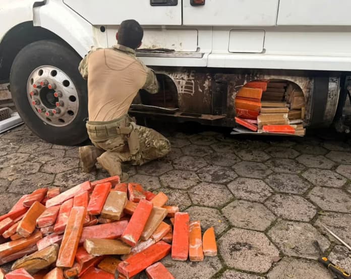 PRF apreende 581 kg de maconha em tanques de carreta na BR-282, em SC; motorista é preso