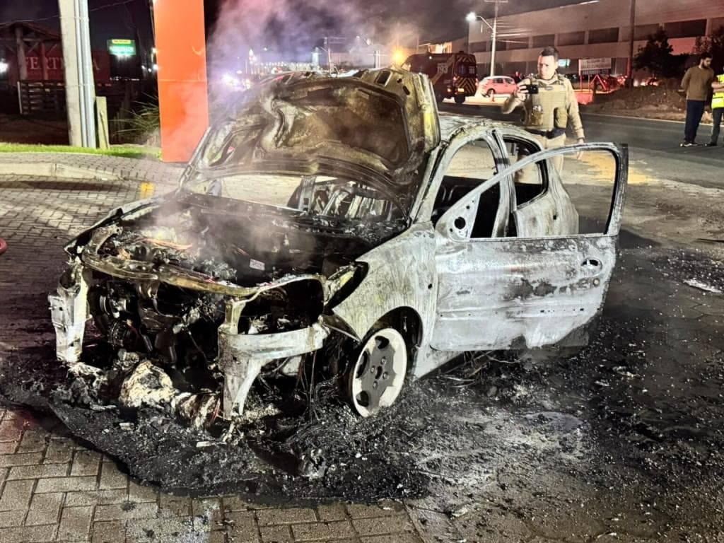 Carro é consumido por chamas em rodovia de Canelinha após problema mecânico
