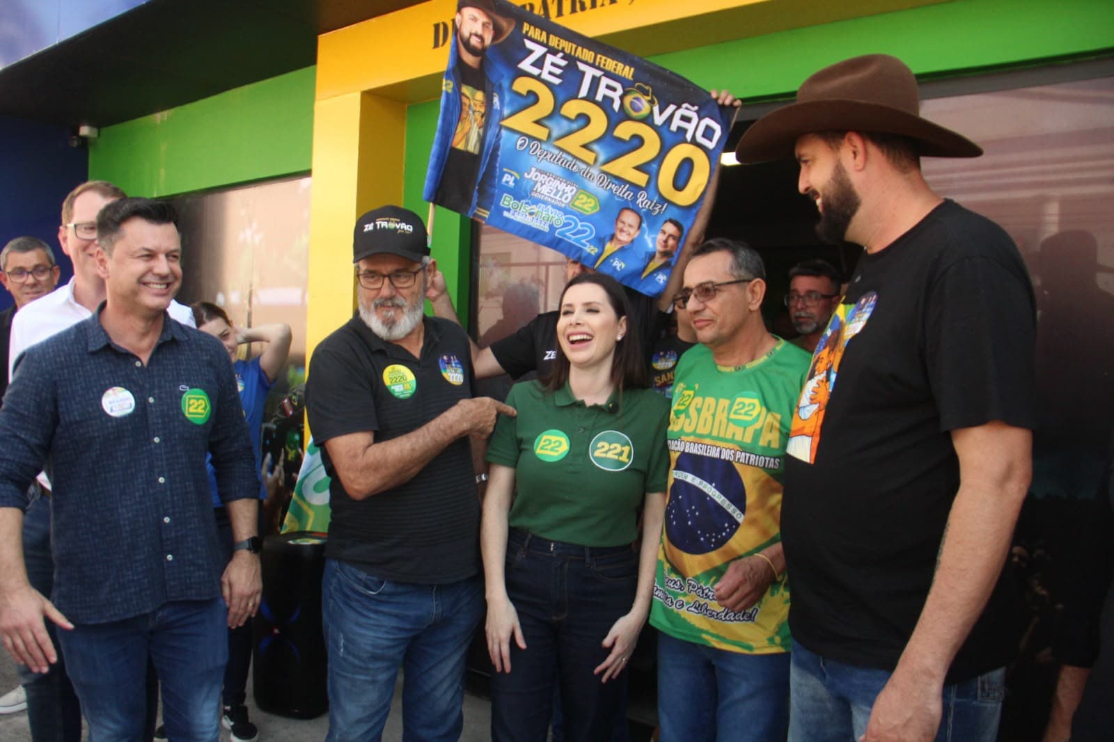 Candidata ao Senado Caroline de Toni faz campanha em Joinville
