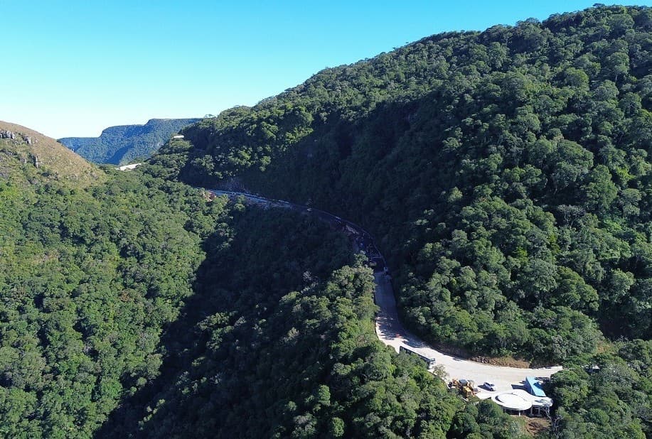 Serra do Faxinal é liberada para veículos leves com sistema "Pare e Siga" após obras