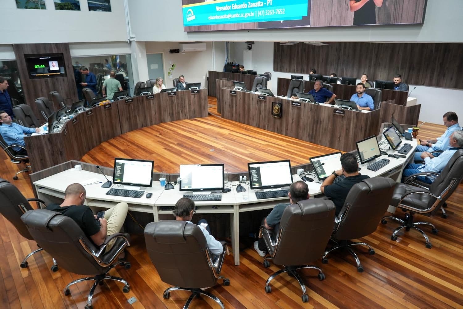 Câmara de Balneário Camboriú Aprova Lei para Substituir Sirenes por Música em Escolas