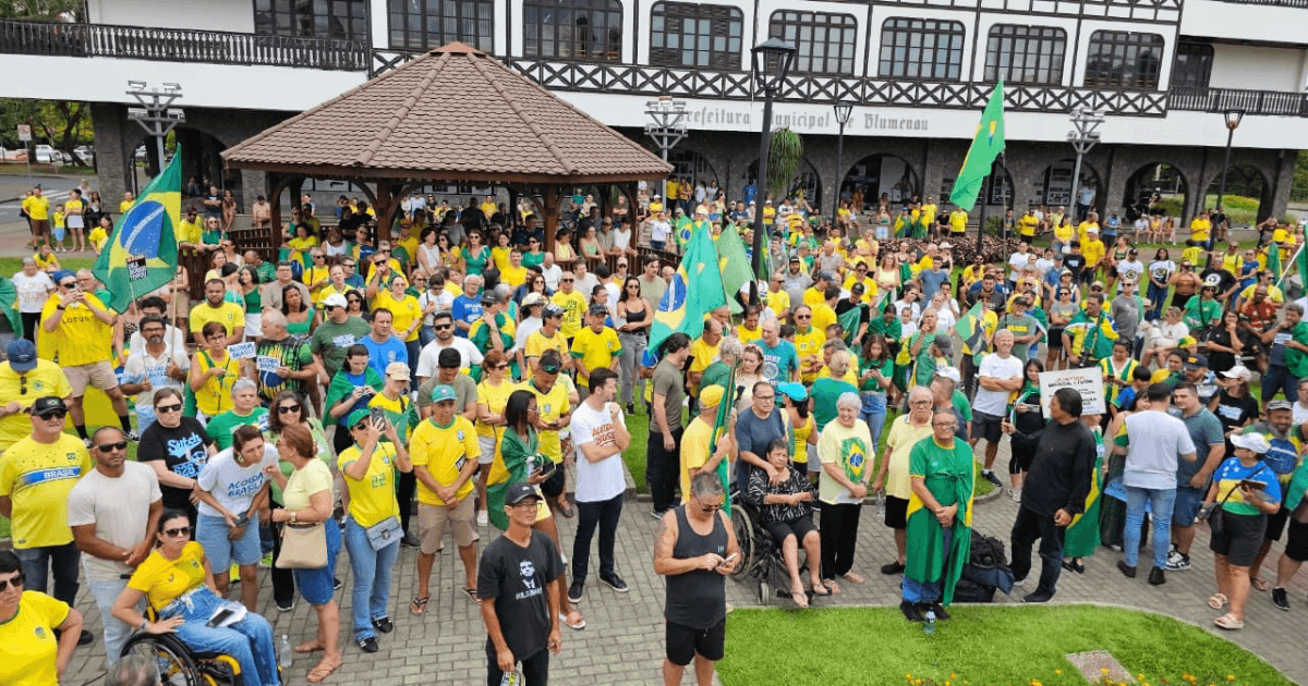 Manifestação contra o governo reúne apoiadores e políticos em Blumenau neste domingo