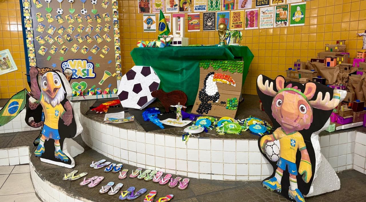 Itajaí: Alunos transformam materiais recicláveis em arte inspirada na Copa do Mundo