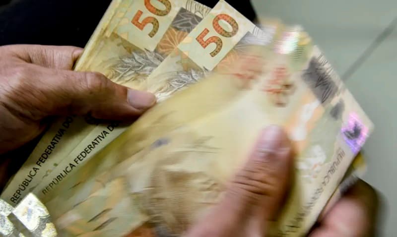 Endividamento cresce, mas inadimplência recua em Santa Catarina, aponta Fecomércio - Rádio Araranguá FM 95.5