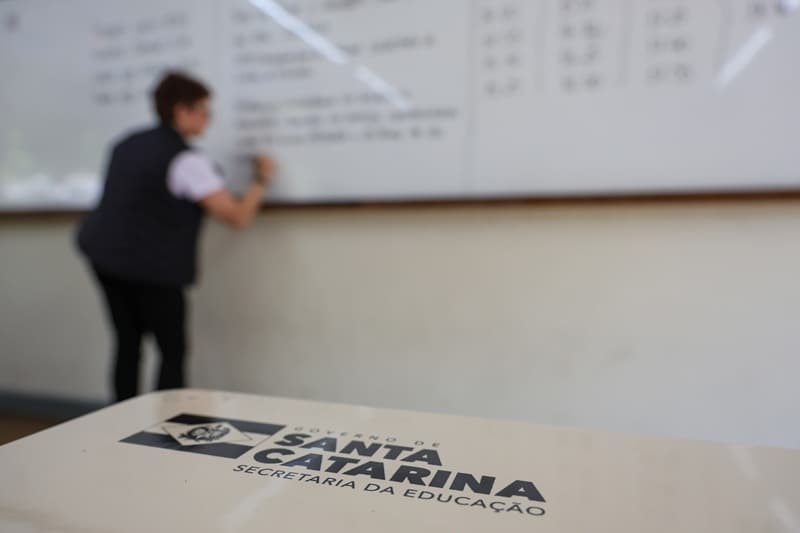 Governo de SC lança edital de novo concurso público da Educação com até 10 mil vagas para quadro efetivo da rede estadual