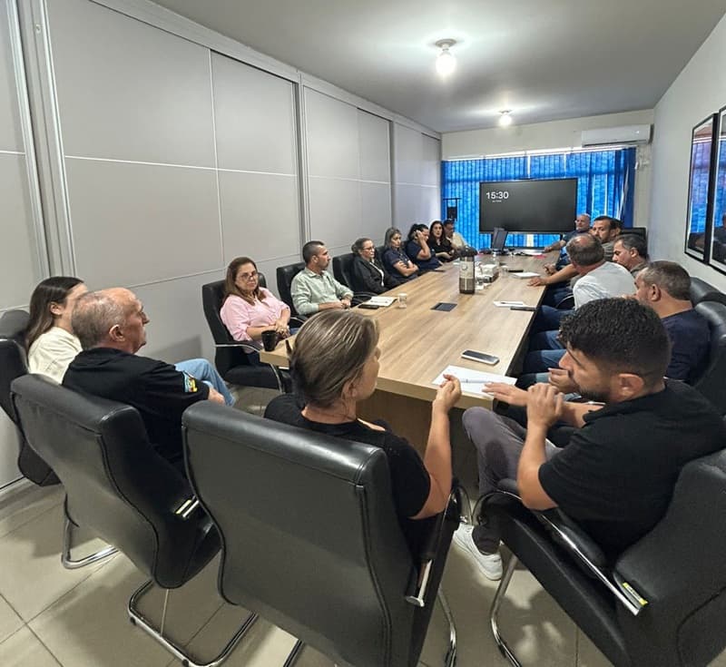 Secretários e diretores da prefeitura discutem medidas de racionamento de diesel em Araranguá - Rádio Araranguá FM 95.5