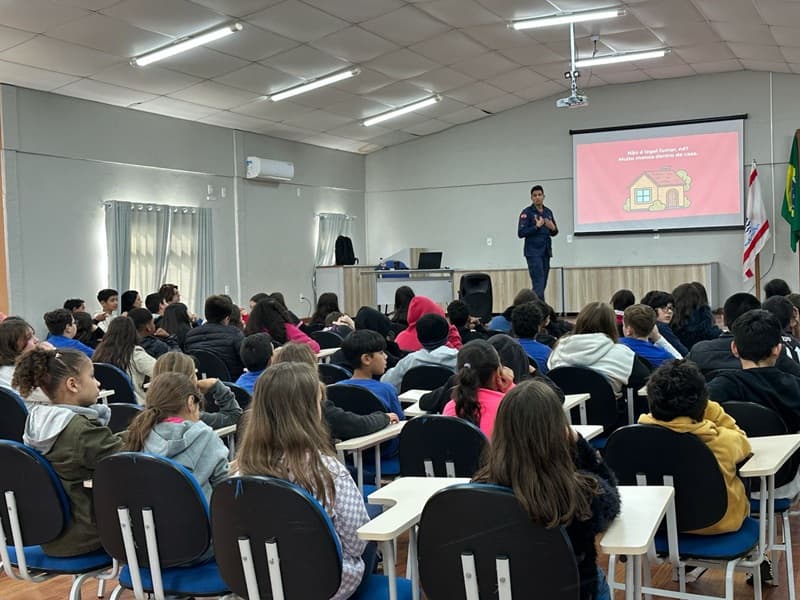 Corpo de Bombeiros Militar de SC lança ação na educação infantil para prevenir incêndios domésticos através da educação infantil - Rádio Araranguá FM 95.5