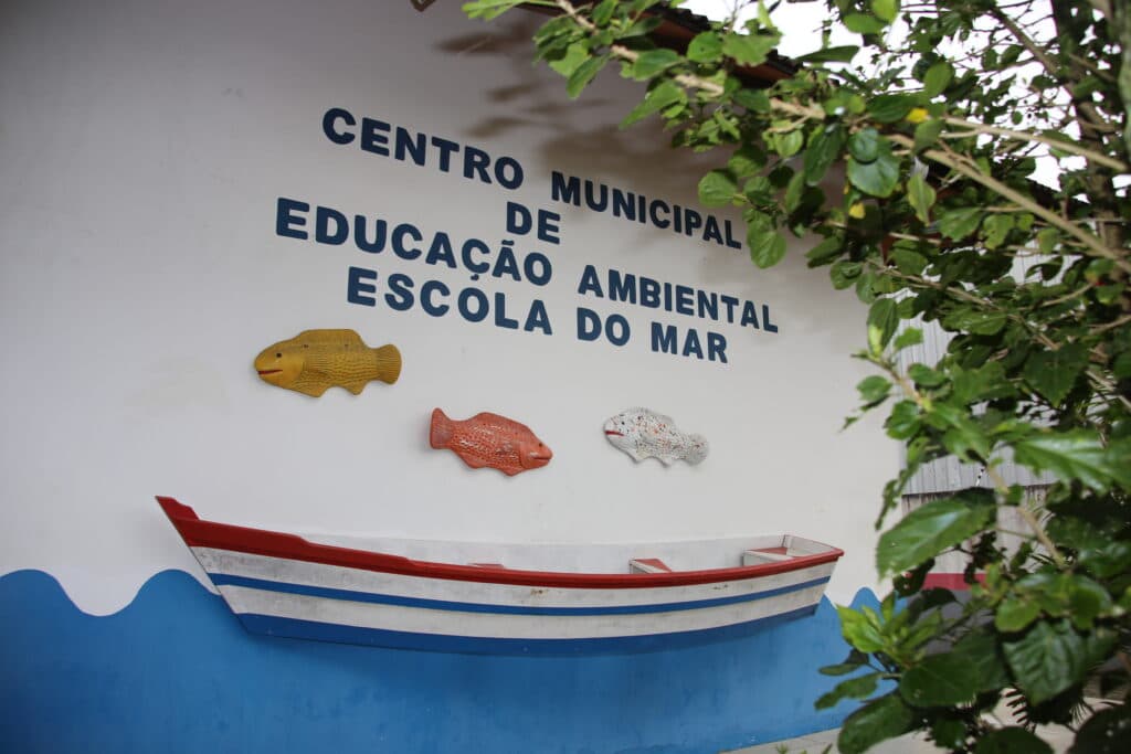 Alunos de São José embarcam em catamarã-escola para aula sobre conservação marinha e segurança náutica - Prefeitura Municipal De São José