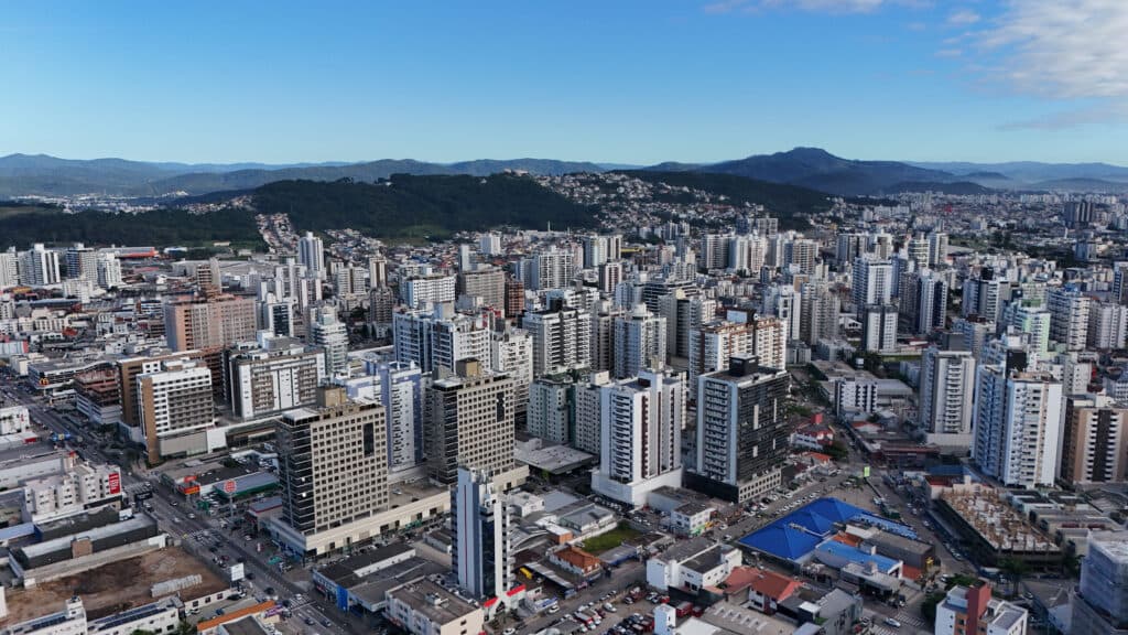 Obra de macrodrenagem na Presidente Kennedy altera trânsito a partir das 8h deste sábado, em São José