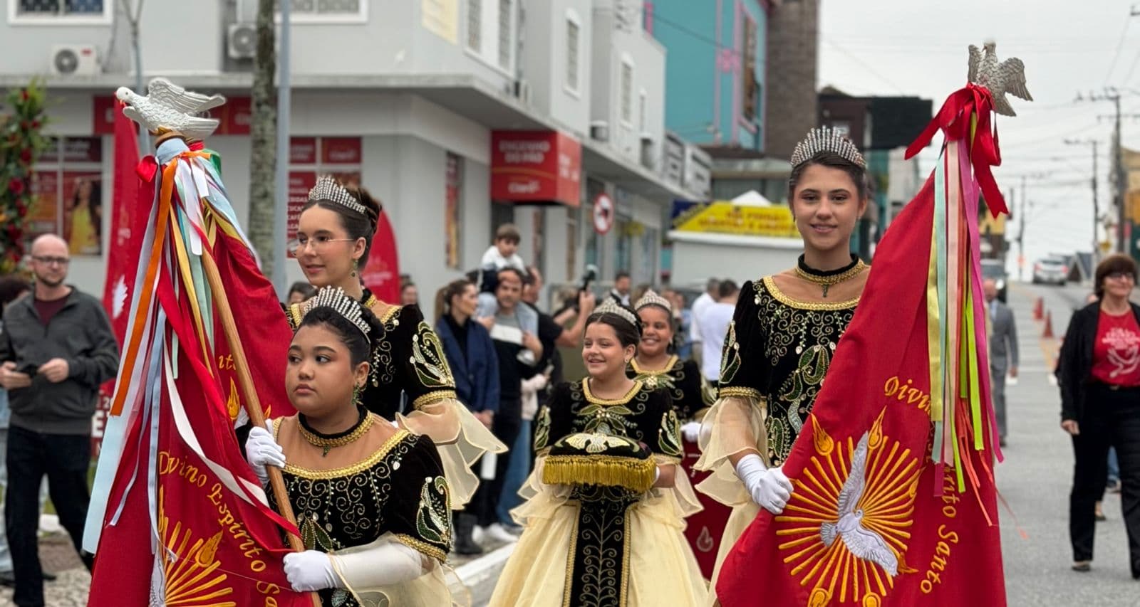 Festa do Divino chega ao fim nesta segunda-feira(18) com tradição, fé e a aguardada Tainha Escalada em São José