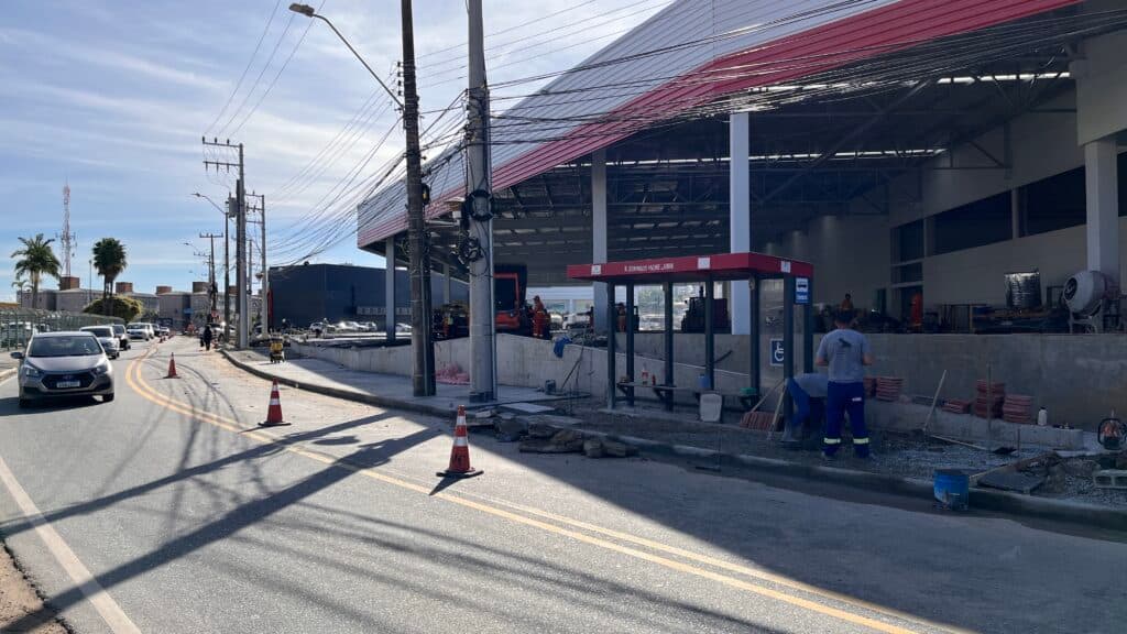 Obras de drenagem no entorno do Shopping Itaguaçu entram na fase final em São José