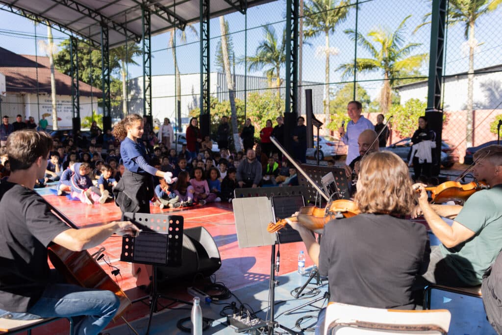 Projeto Orquestral leva música clássica às escolas municipais de São José